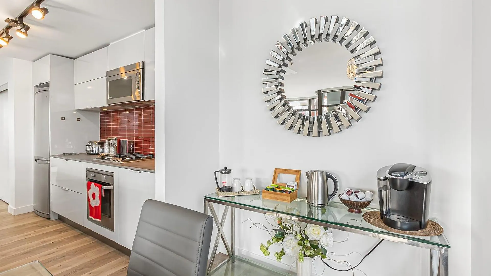 Apartment Spacious Modern High-Rise With Ocean & City Views Vancouver Canada