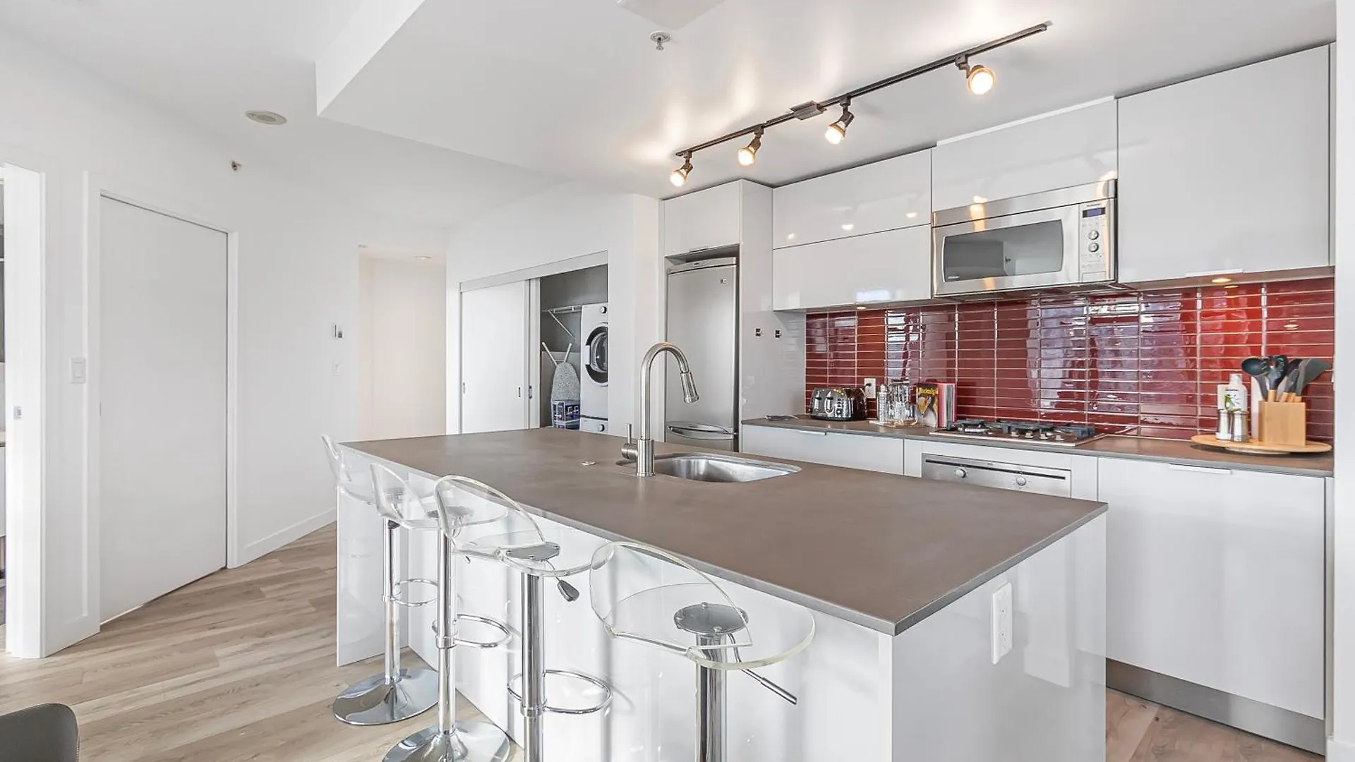 Spacious Modern High-Rise With Ocean & City Views Vancouver Canada