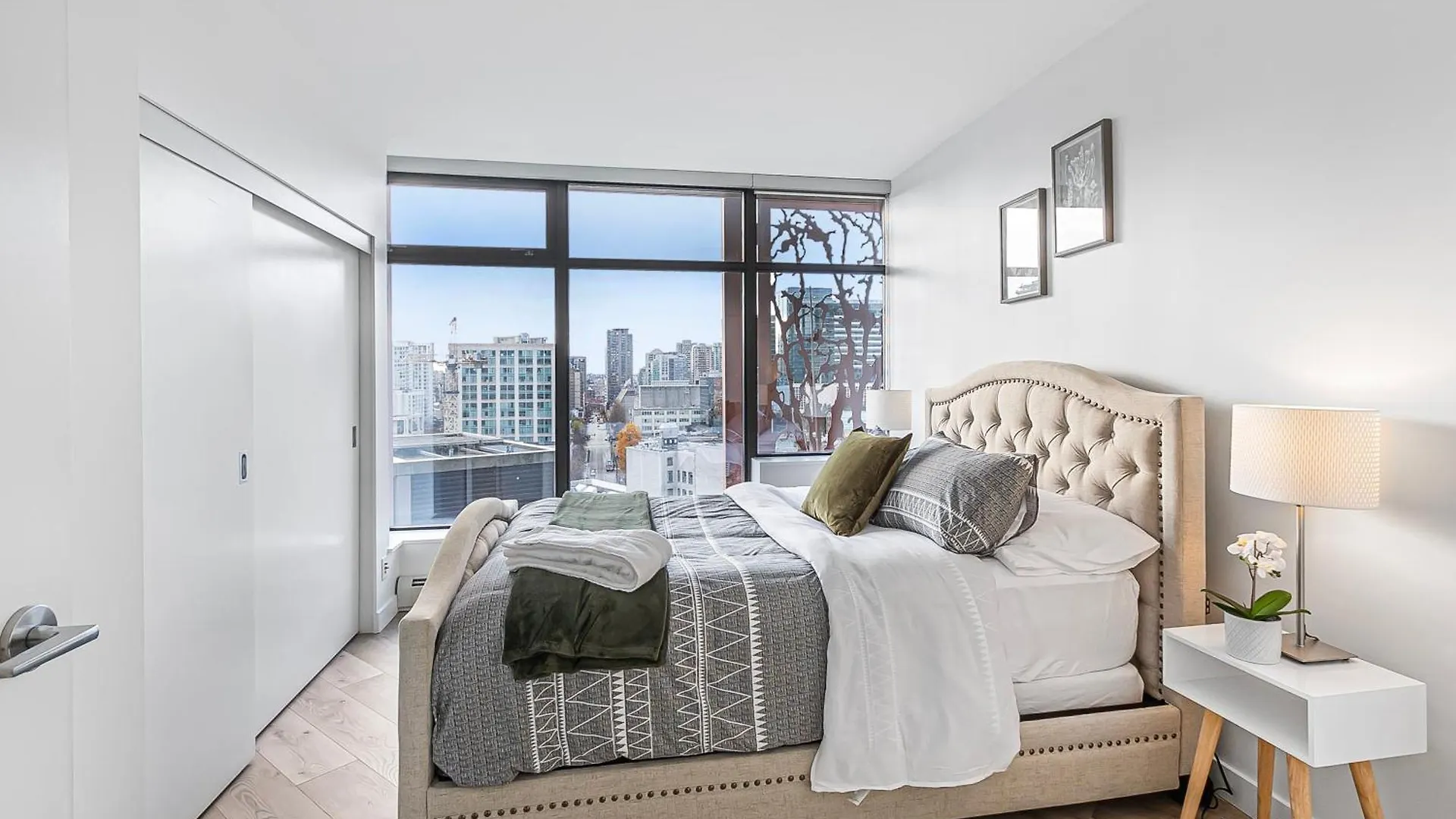 Spacious Modern High-Rise With Ocean & City Views Vancouver