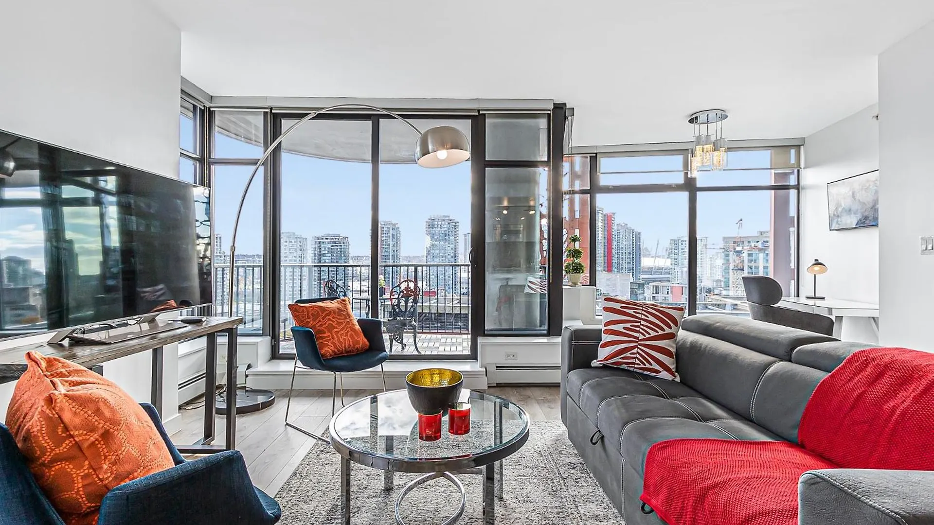 Spacious Modern High-Rise With Ocean & City Views location