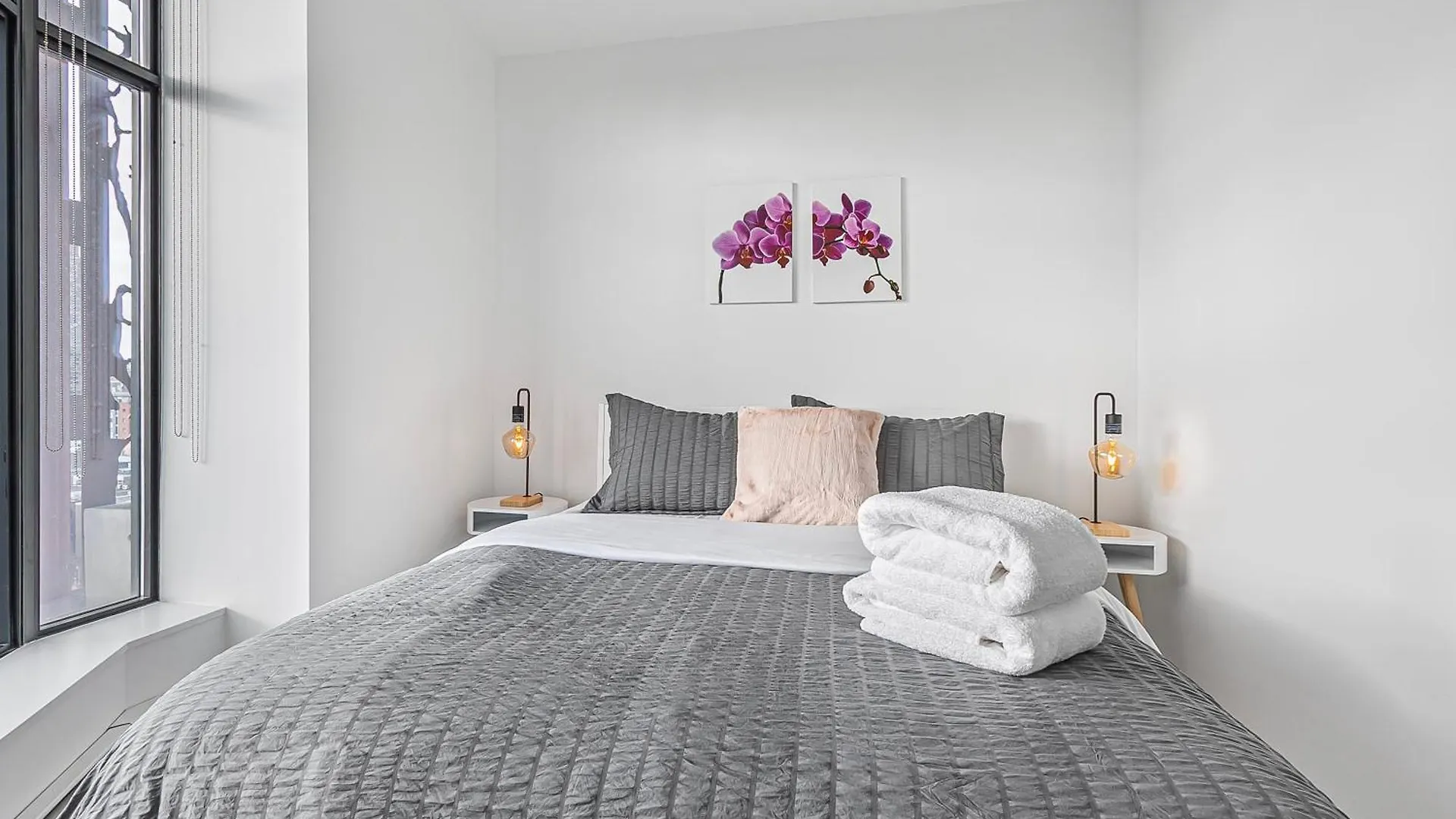 Apartment Spacious Modern High-Rise With Ocean & City Views Vancouver Canada