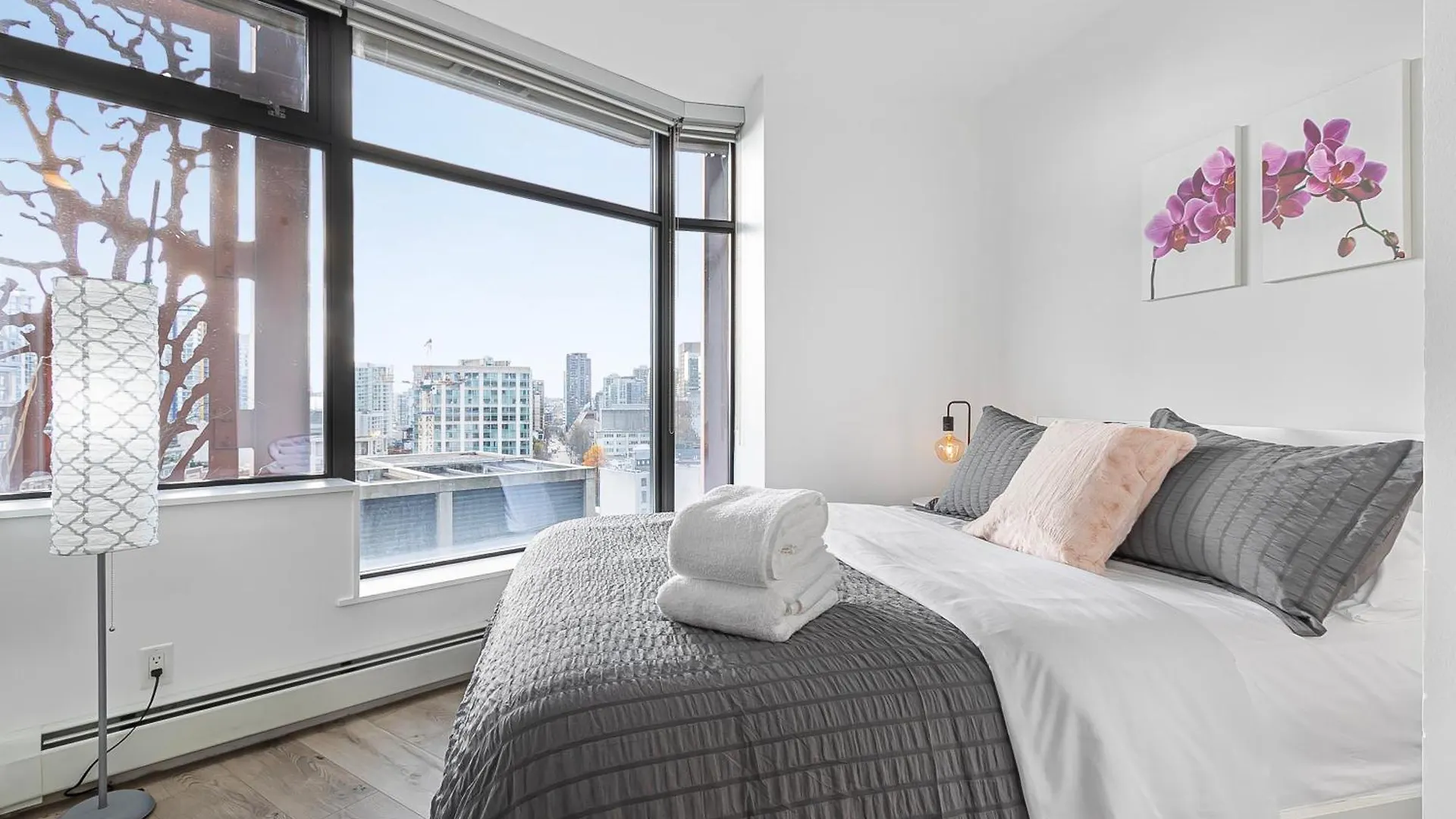 Spacious Modern High-Rise With Ocean & City Views Vancouver