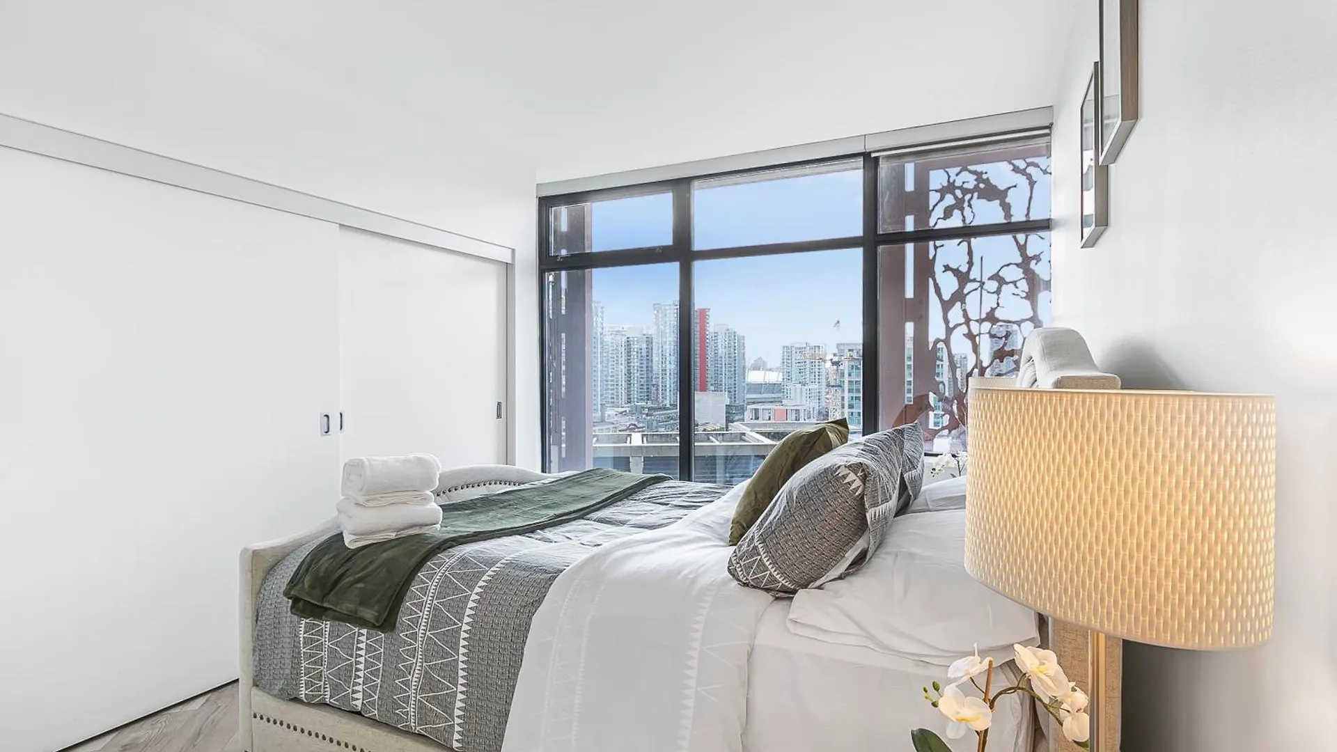 Apartment Spacious Modern High-Rise With Ocean & City Views Vancouver