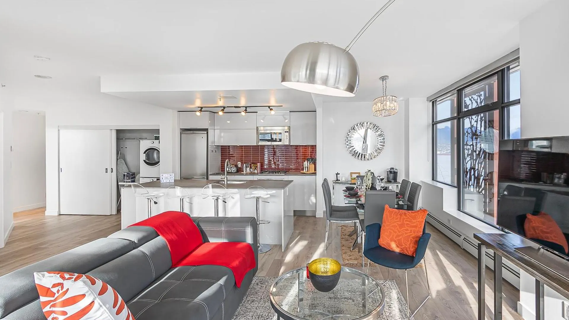 Spacious Modern High-Rise With Ocean & City Views Vancouver Canada